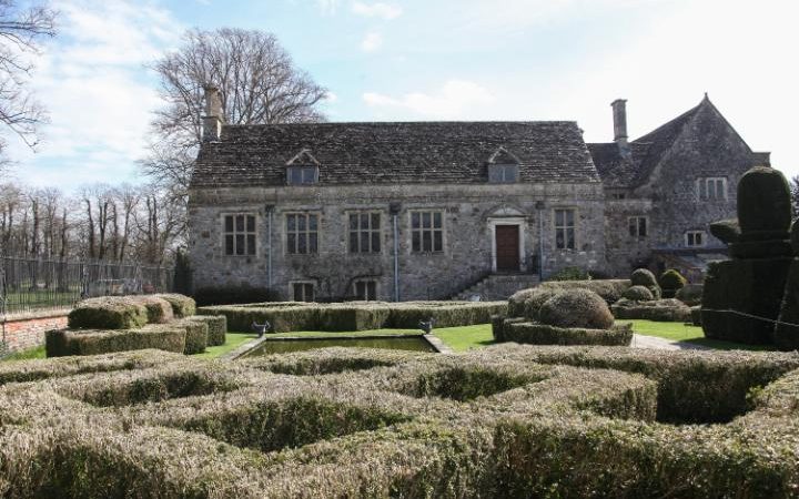 MANOR HOUSE FORCED TO RIP UP ICONIC HEDGES RAVAGED BY BOX BLIGHT