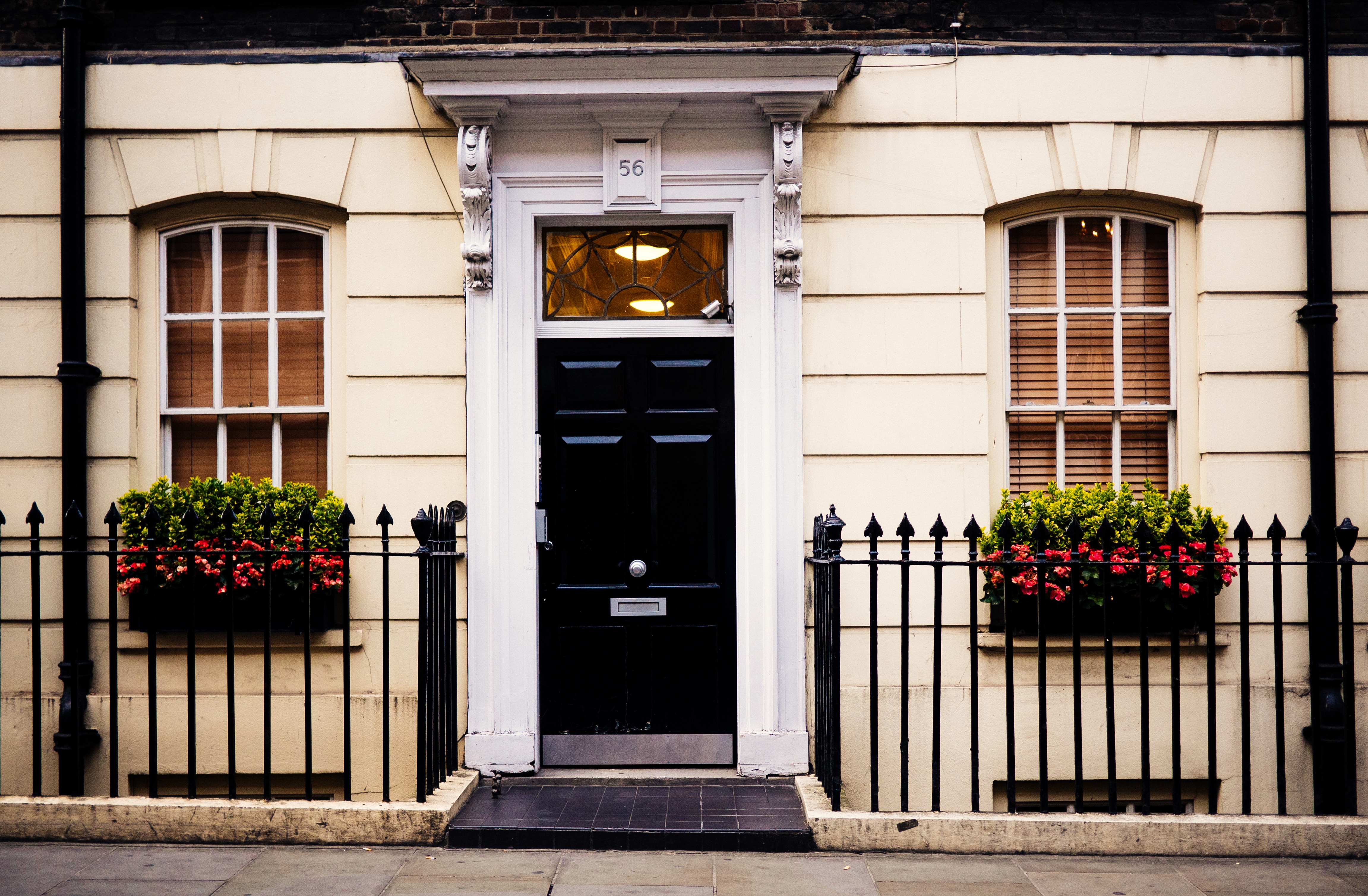 TOWNHOUSE FOR SALE — WITH HISTORIC POEM SIGNED BY RABBIE BURNS